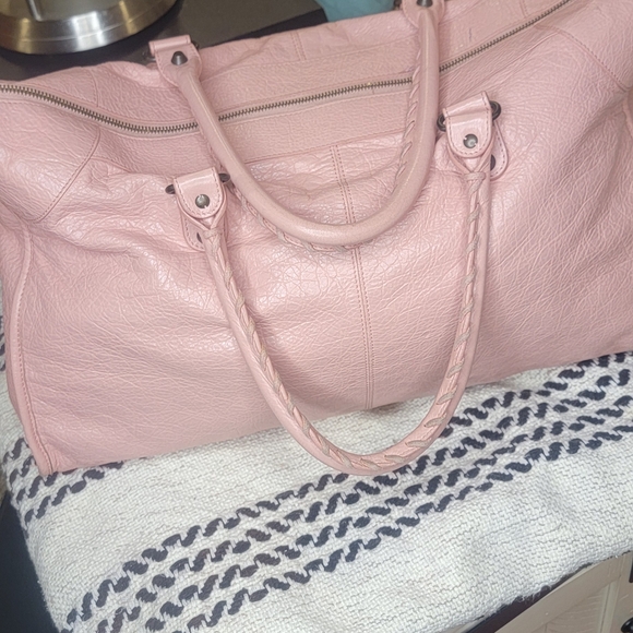 Selling a pre-owned authentic Balenciaga handbag in a very good condition - Picture 4 of 16